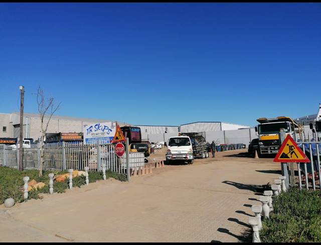 1,000M² WAREHOUSE FOR SALE IN RACING PARK